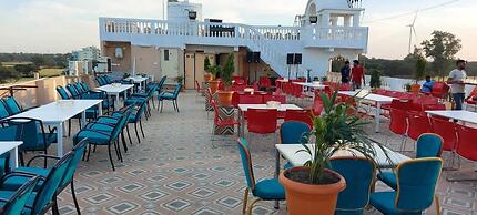 Hotel Karishma Palace Badnawar