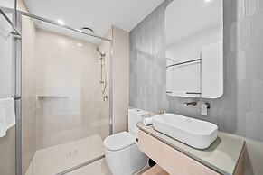 Apartment With Gym and Indoor Pool Access