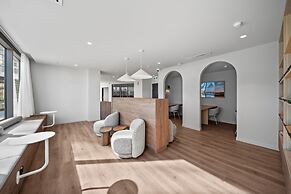 Apartment With Gym and Indoor Pool Access