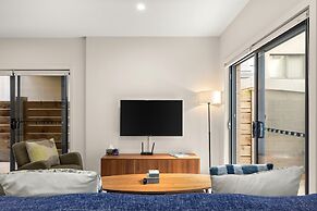 Comfy Urban Escape With Outdoor Space