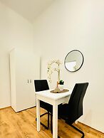 5BR Apartment for 10 Near Alterlaa