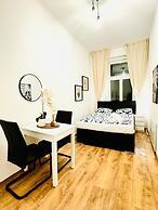 5BR Apartment for 10 Near Alterlaa
