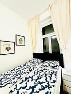 5BR Apartment for 10 Near Alterlaa