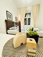 5BR Apartment for 10 Near Alterlaa