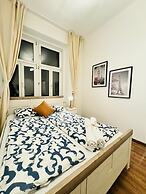 5BR Apartment for 10 Near Alterlaa