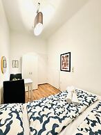 5BR Apartment for 10 Near Alterlaa