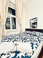 5BR Apartment for 10 Near Alterlaa