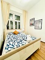 5BR Apartment for 10 Near Alterlaa