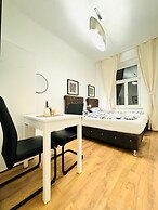5BR Apartment for 10 Near Alterlaa