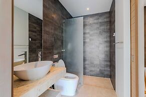 Great for Relaxing with Pool V259