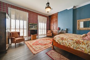 Walk to Golf Course: Spacious Rough River Retreat!