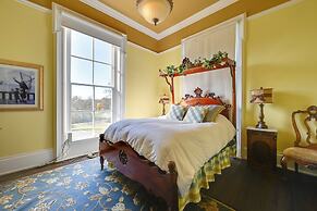 Walk to Golf Course: Spacious Rough River Retreat!