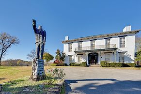 Walk to Golf Course: Spacious Rough River Retreat!
