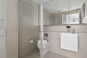 Modern 2BR Apt by the Yarra River
