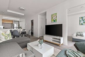 Modern 2BR Apt by the Yarra River