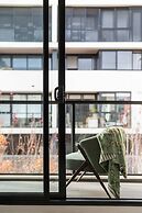Modern 2BR Apt by the Yarra River