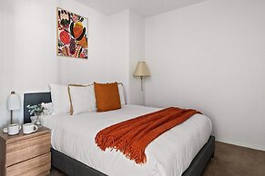 Modern 2BR Apt by the Yarra River