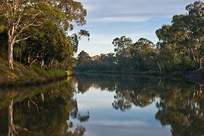 Modern 2BR Apt by the Yarra River