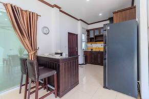 2BR with Pool Near Beaches V267