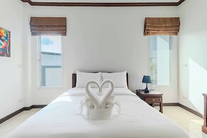 2BR with Pool Near Beaches V267