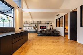 Black Villa by Betterplace