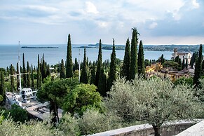 Le Fontane With View Lake