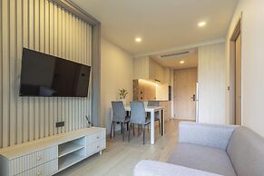 1BR with Pool Gym Great Location C246