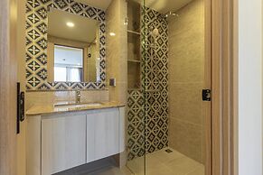 1BR with Pool Gym Great Location C246