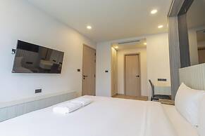 1BR with Pool Gym Great Location C246