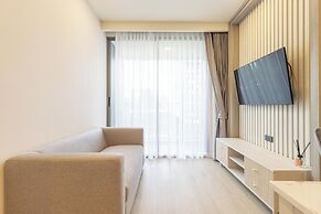 1BR with Pool Gym Great Location C246