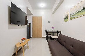 Near SM BF & Shopwise Slex Accessible 2BR for 4