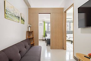 Near SM BF & Shopwise Slex Accessible 2BR for 4