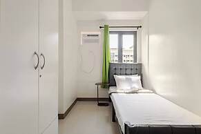 Near SM BF & Shopwise Slex Accessible 2BR for 4