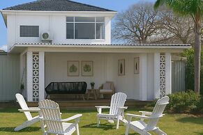 Light Filled 3-bed Coastal Home at Brighton Beach