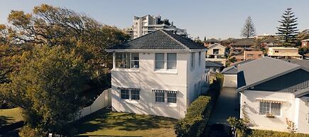 Light Filled 3-bed Coastal Home at Brighton Beach