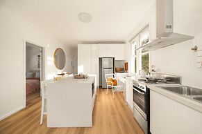 Light Filled 3-bed Coastal Home at Brighton Beach