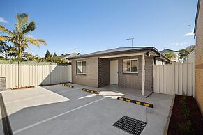 Light Filled 3-bed Coastal Home at Brighton Beach