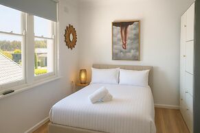 Light Filled 3-bed Coastal Home at Brighton Beach