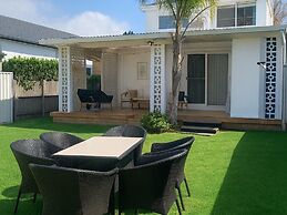 Light Filled 3-bed Coastal Home at Brighton Beach