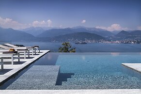Modern Oasis Overlooking Lake Maggiore
