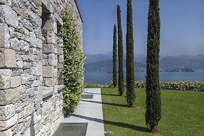 Modern Oasis Overlooking Lake Maggiore