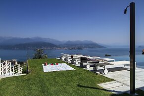 Modern Oasis Overlooking Lake Maggiore