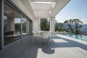 Modern Oasis Overlooking Lake Maggiore