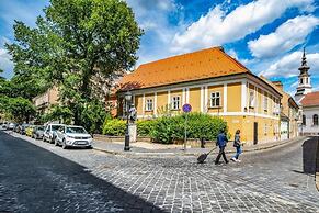 Giselle Buda Castle
