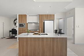Panoramic Views Apartment & High-rise Pool and Gym