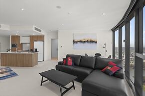 Panoramic Views Apartment & High-rise Pool and Gym