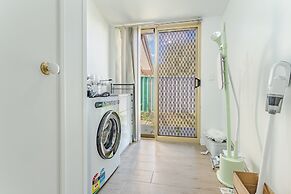 Bright Airy Retreat With Garden