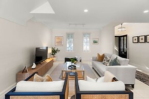 Beautiful Terrace Home With Courtyard