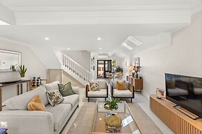 Beautiful Terrace Home With Courtyard