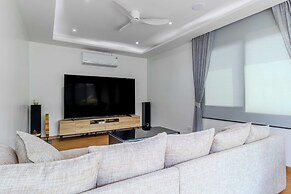 5BR Villa Waterfall Pool Movie Room V257